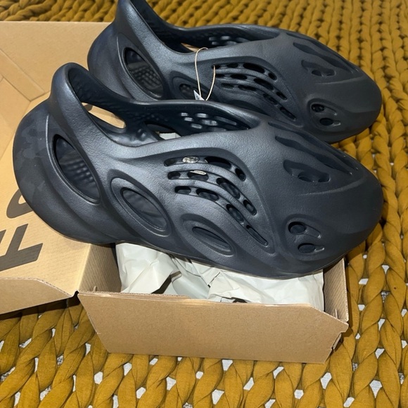 Yeezy Foam Runner - Picture 2 of 8